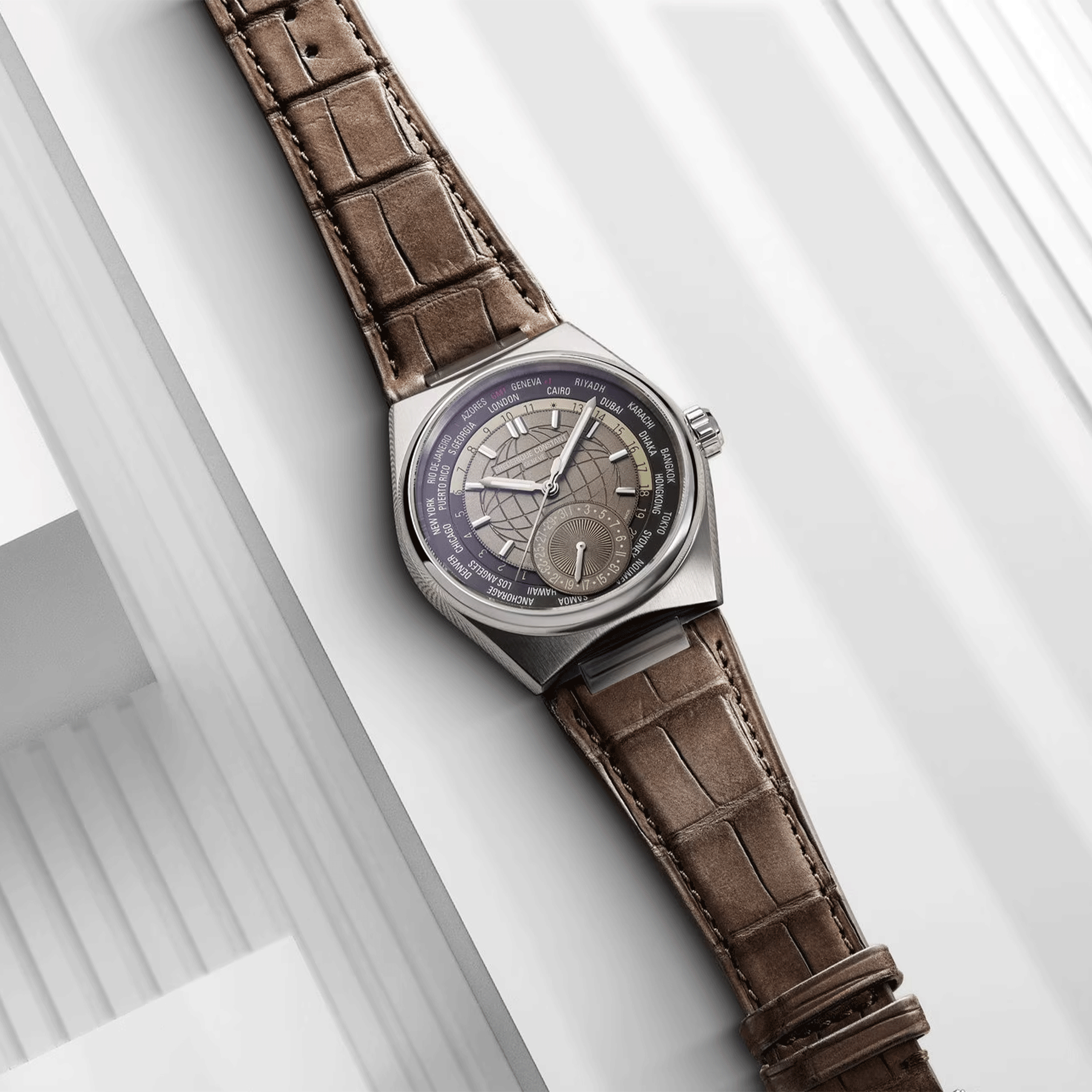 Montre Frédérique Constant Highlife Worldtimer Manufacture automatique cadran marron bracelet cuir 41 mm