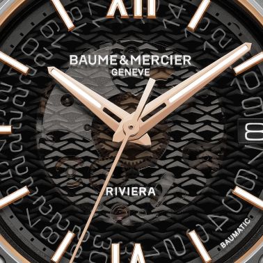 Montre Baume et Mercier Riviera automatique lunette titane cadran noir bracelet caoutchouc gris 39 mm 10720