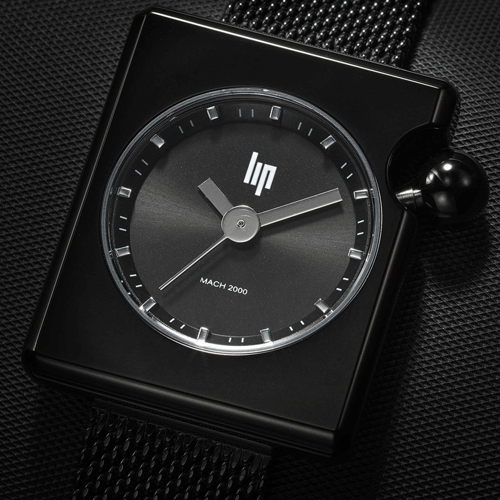Montre Lip Mach 2000 Mini Square quartz cadran noir bracelet maille milanaise
