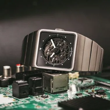 Montre Lip BIG TV Titane Squelette automatique cadran noir bracelet titane 35 x 35 mm