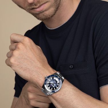 Montre Rado Captain Cook automatique cadran bleu bracelet acier 42 mm R32105203