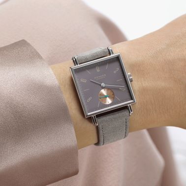 Montre Nomos Tetra Die Kapriziöse mécanique fond acier inoxydable cadran mauve bracelet velours gris 29,5 mm 425