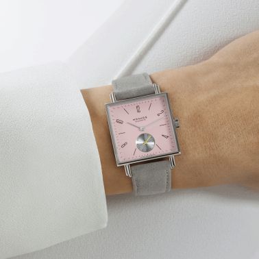 Montre Nomos Tetra Die Kapriziöse mécanique fond acier inoxydable cadran rose bracelet velours gris 29,5 mm 426