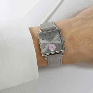 Montre Nomos Tetra Die Kapriziöse mécanique fond acier inoxydable cadran argent bracelet velours gris 29,5 mm 427