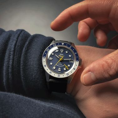 Montre Yema Navygraf Marine Nationale GMT automatique cadran bleu bracelet caoutchouc noir 38,5 mm YNAV23MN-GRBS