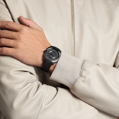 Montre Hermès H08 automatique cadran or noir bracelet caoutchouc noir 42 mm W049433WW00