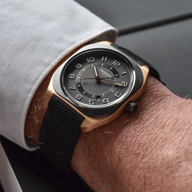 Montre Hermès H08 Or Rose Titane automatique cadran noir bracelet caoutchouc noir 39 mm W060124WW00