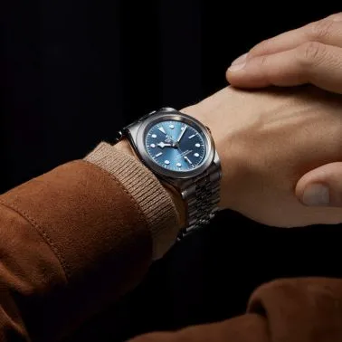 Montre Tudor Black Bay 41 COSC automatique cadran bleu bracelet acier 41 mm M79680-0002