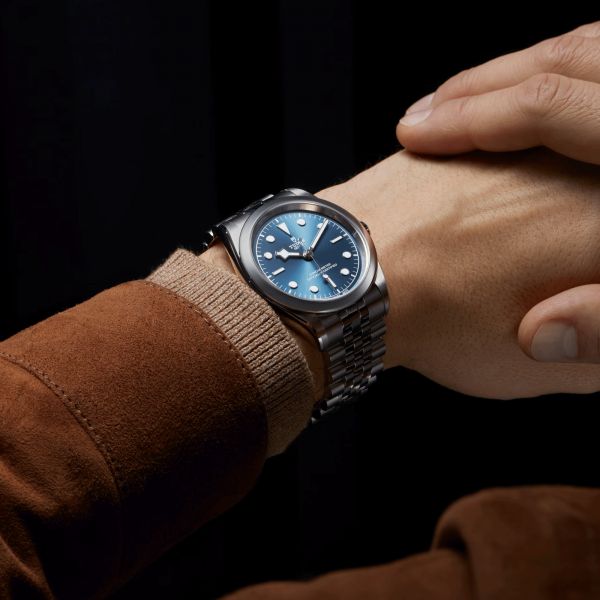 Montre Tudor Black Bay 41 COSC automatique cadran bleu bracelet acier 41 mm M79680-0002