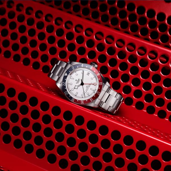 Montre Tudor Black Bay GMT automatique lunette "Pepsi" cadran opalin bracelet acier 41 mm M79830RB-0010