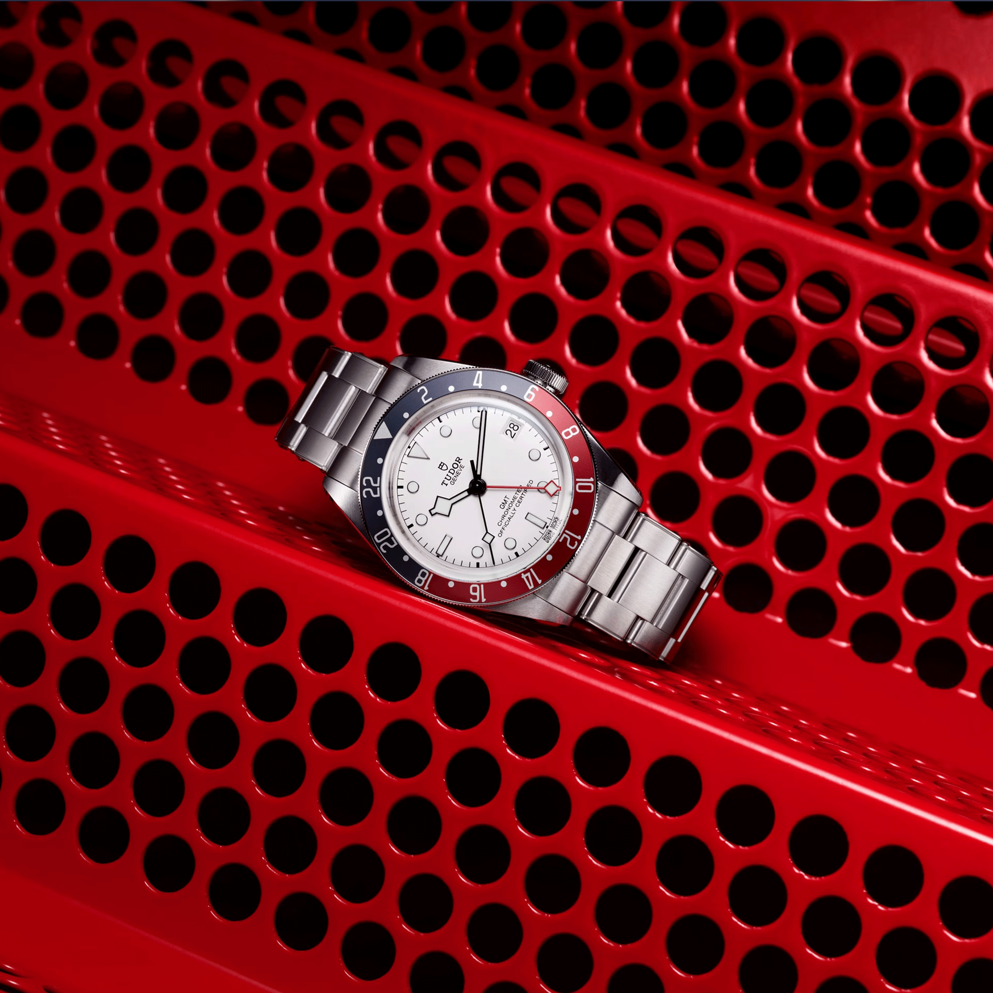 Montre Tudor Black Bay GMT automatique lunette "Pepsi" cadran opalin bracelet acier 41 mm M79830RB-0010