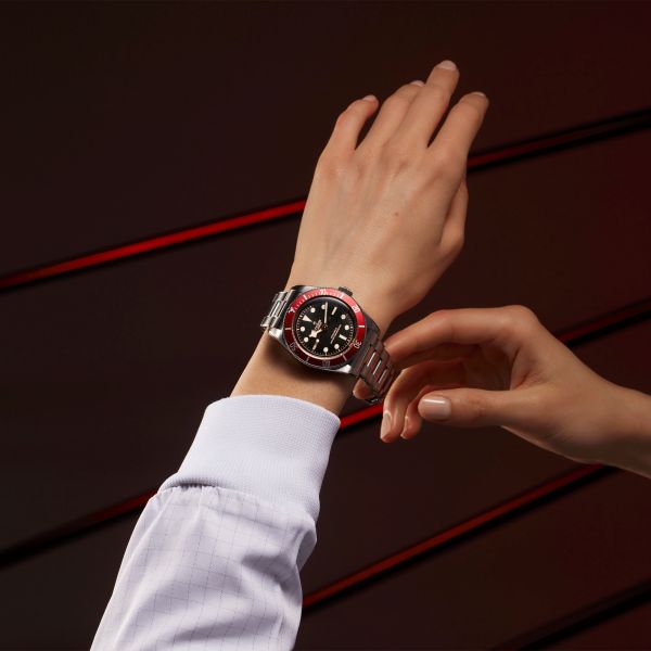 Montre Tudor Black Bay METAS lunette bordeaux automatique cadran noir bracelet acier 3 mailles 41 mm M7941A1A0RU-0001