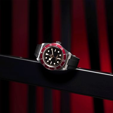 Montre Tudor Black Bay METAS lunette bordeaux automatique cadran noir bracelet caoutchouc 41 mm