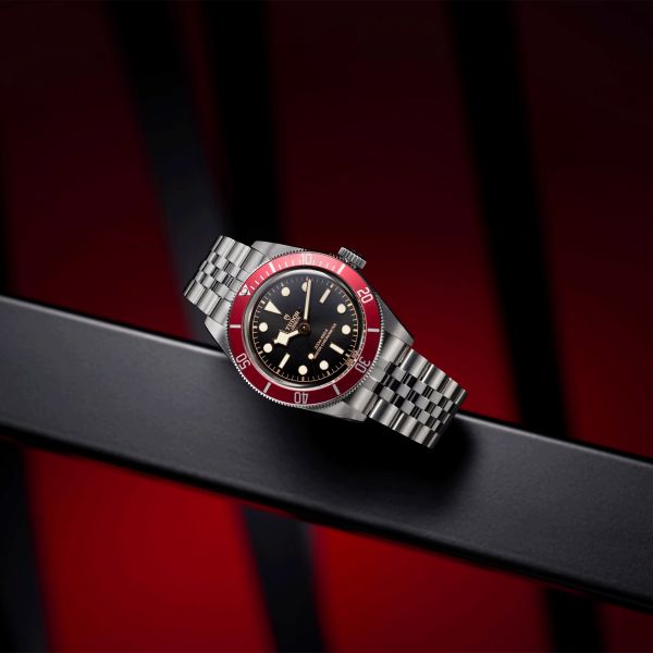 Montre Tudor Black Bay METAS lunette bordeaux automatique cadran noir bracelet acier 5 mailles 41 mm