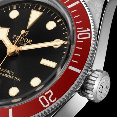 Montre Tudor Black Bay METAS lunette bordeaux automatique cadran noir bracelet acier 5 mailles 41 mm