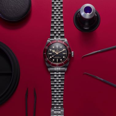 Montre Tudor Black Bay METAS lunette bordeaux automatique cadran noir bracelet acier 5 mailles 41 mm