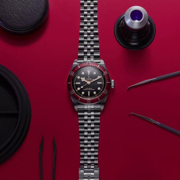 Montre Tudor Black Bay METAS lunette bordeaux automatique cadran noir bracelet acier 5 mailles 41 mm