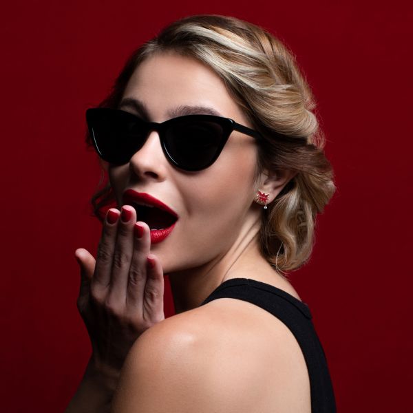 La Brune et La Blonde Ohlala pins in yellow gold and diamond