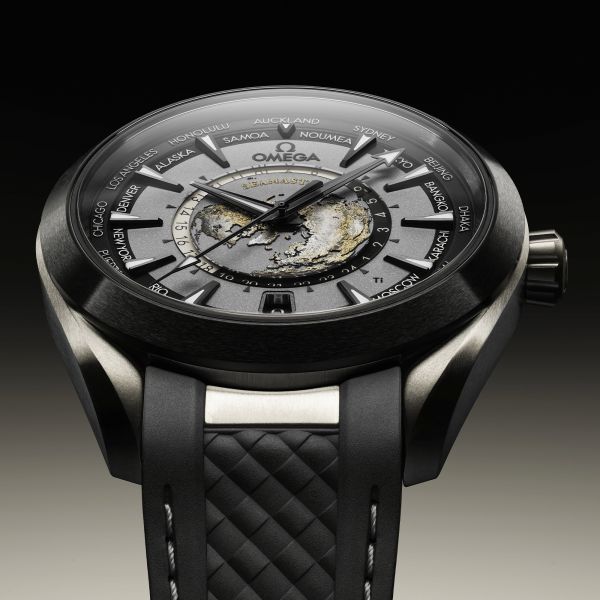 Montre Omega Seamaster Aqua Terra 150M Co-Axial Master Chronometer GMT Worldtimer titane cadran gris bracelet caoutchouc 43 mm