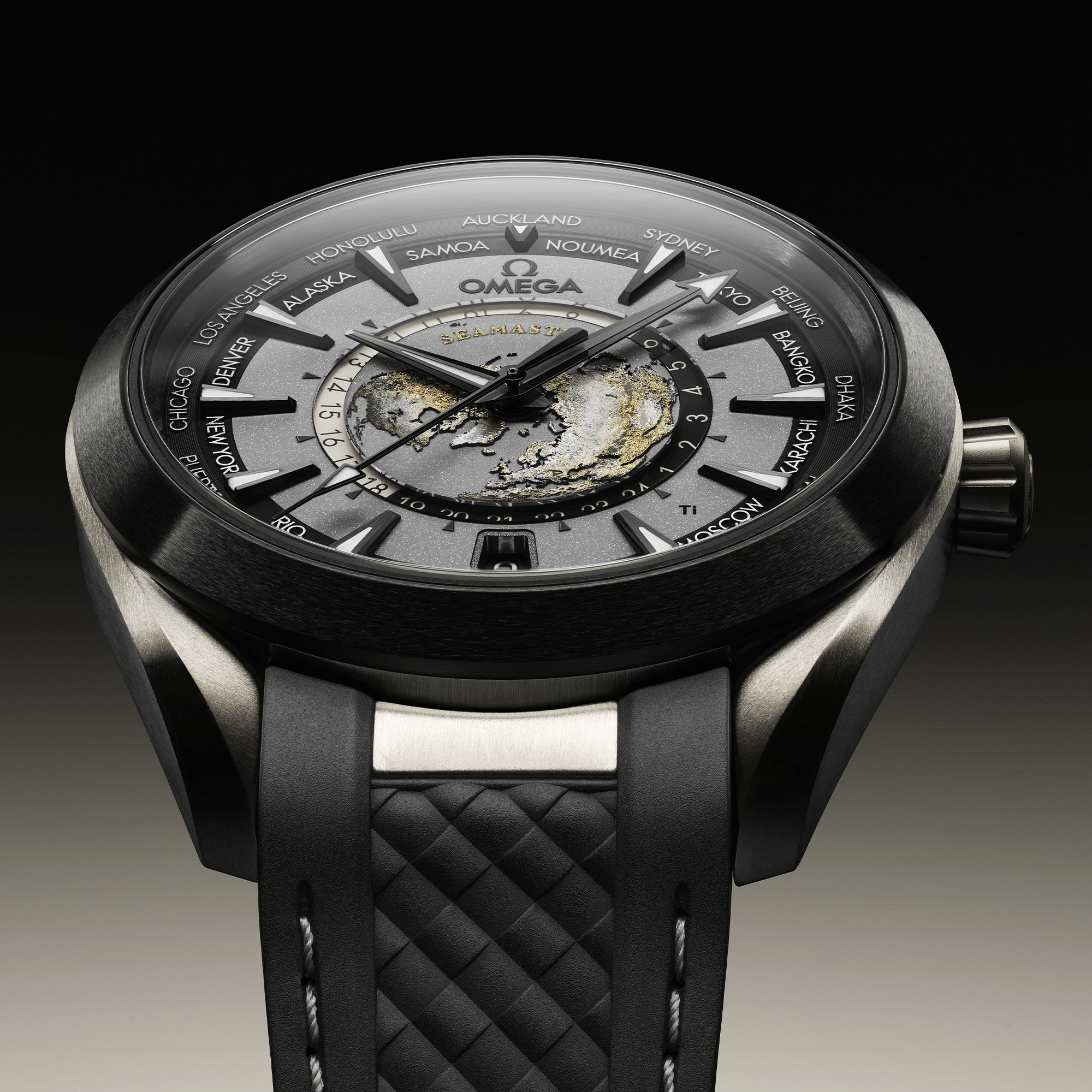 Montre Omega Seamaster Aqua Terra 150M Co-Axial Master Chronometer GMT Worldtimer titane cadran gris bracelet caoutchouc 43 mm