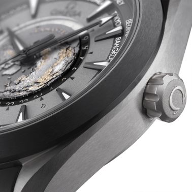 Montre Omega Seamaster Aqua Terra 150M Co-Axial Master Chronometer GMT Worldtimer titane cadran gris bracelet caoutchouc 43 mm