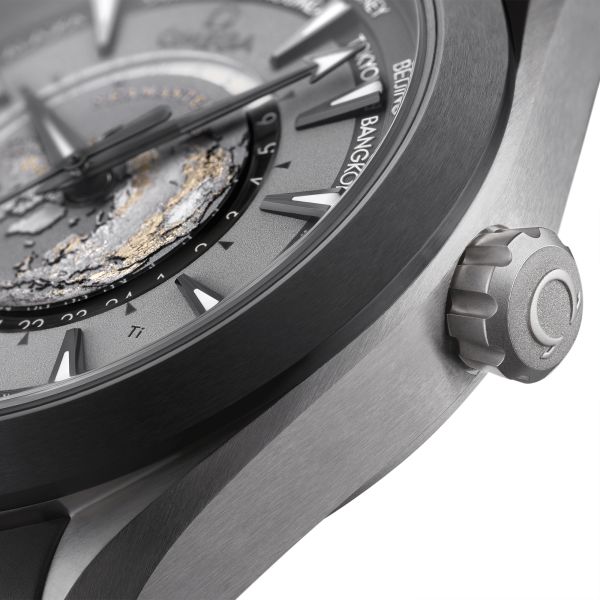 Montre Omega Seamaster Aqua Terra 150M Co-Axial Master Chronometer GMT Worldtimer titane cadran gris bracelet caoutchouc 43 mm