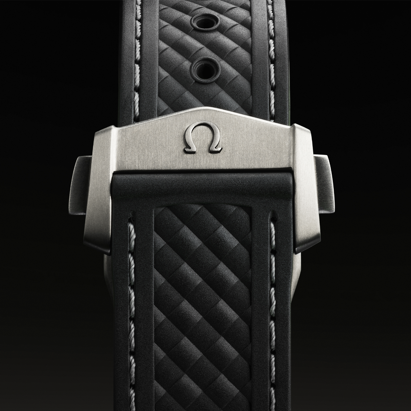 Montre Omega Seamaster Aqua Terra 150M Co-Axial Master Chronometer GMT Worldtimer titane cadran gris bracelet caoutchouc 43 mm