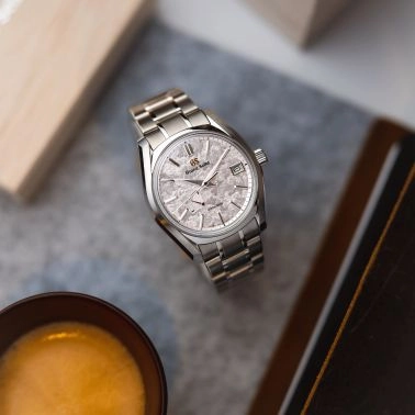 Montre Grand Seiko Heritage 24 seasons Printemps Spring Drive cadran rose bracelet acier 40 mm