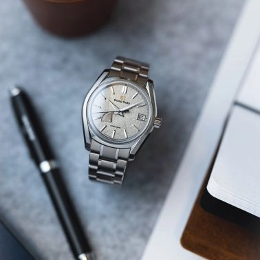 Montre Grand Seiko Heritage 24 seasons Hiver Spring Drive cadran blanc bracelet acier 40 mm