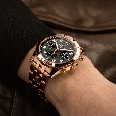 Montre Breitling Classic AVI Chronograph P-51 Mustang automatique cadran noir bracelet or rouge 42 mm R233801A1B1R1