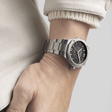 Montre Baume et Mercier Riviera automatique cadran noir bracelet acier 39 mm 10715