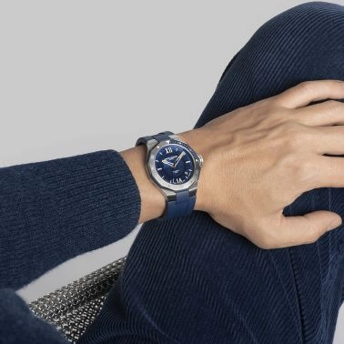 Montre Baume et Mercier Riviera automatique cadran bleu bracelet caoutchouc bleu 42 mm 10716