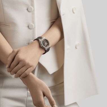 Montre Baume et Mercier Riviera automatique lunette titane cadran noir bracelet caoutchouc gris 39 mm 10720