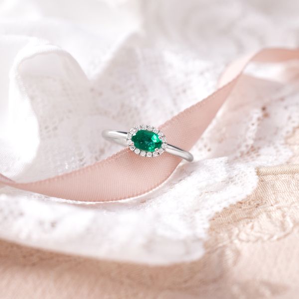 Bague Lepage Eléanor en or blanc émeraude et diamants - diamètre 6x4