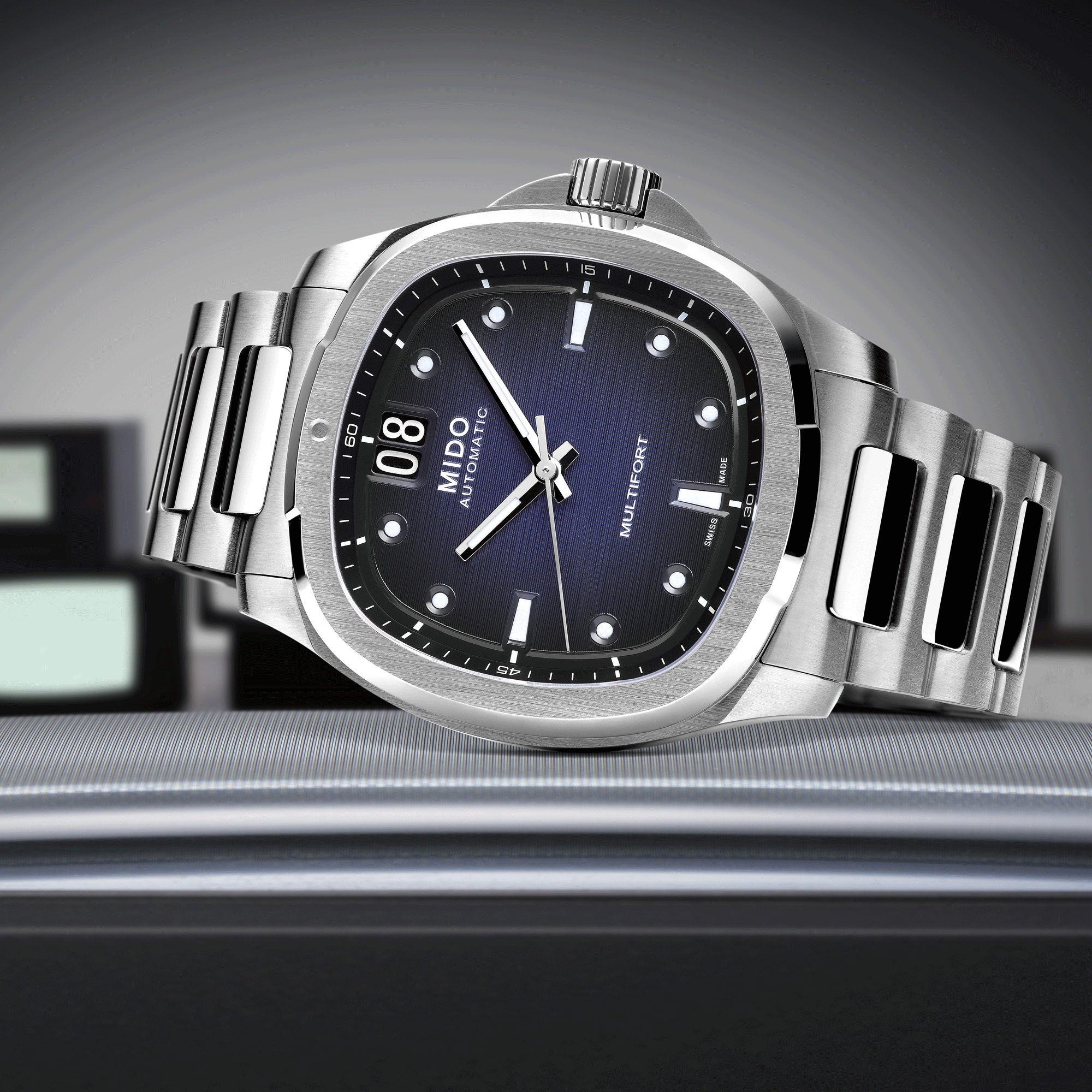 Montre Mido Multifort TV Big Date automatique cadran bleu bracelet acier 40 mm M049.526.11.041.00