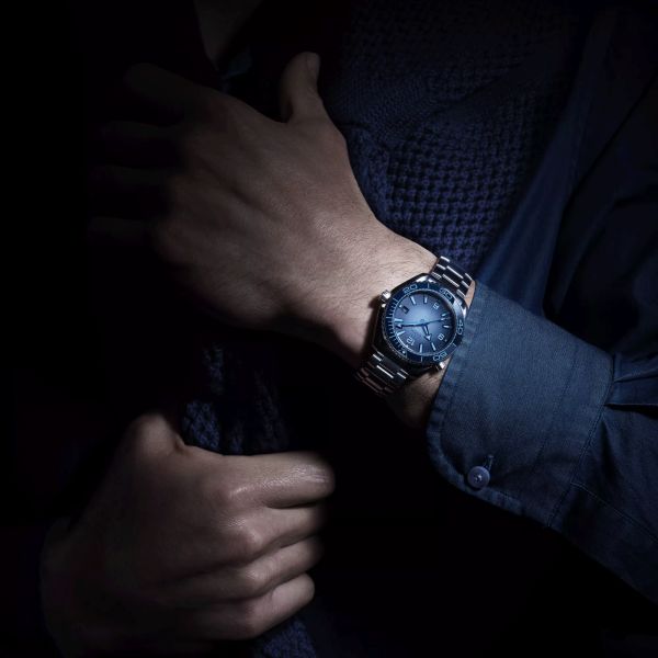 Montre Omega Seamaster Planet Ocean 600m 75ème Anniversaire Co-Axial Master Chronometer cadran bleu bracelet acier 39,5 mm