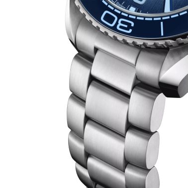 Montre Omega Seamaster Planet Ocean 600m 75ème Anniversaire Co-Axial Master Chronometer cadran bleu bracelet acier 39,5 mm