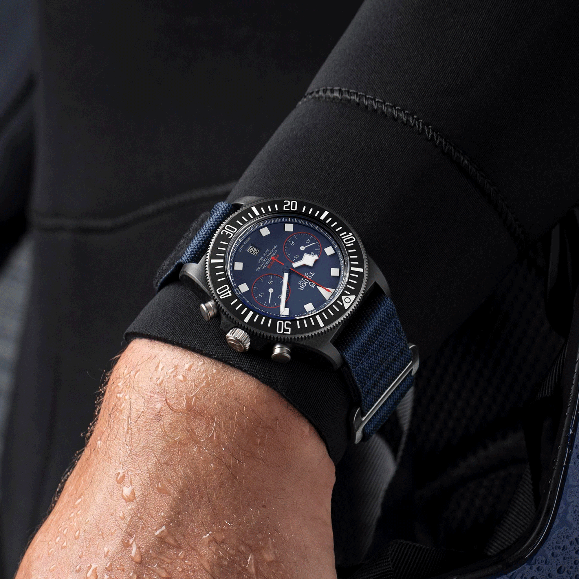 Montre Tudor Pelagos FXD Chrono Alinghi Red Bull Racing Edition automatique cadran bleu bracelet tissu bleu 43 mm M25807KN-0001