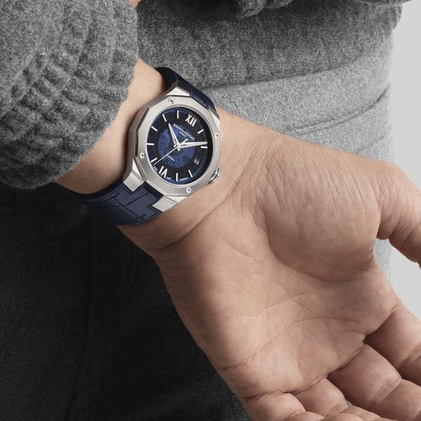Montre Baume et Mercier Riviera automatique cadran bleu bracelet cuir bleu 39 mm 10714