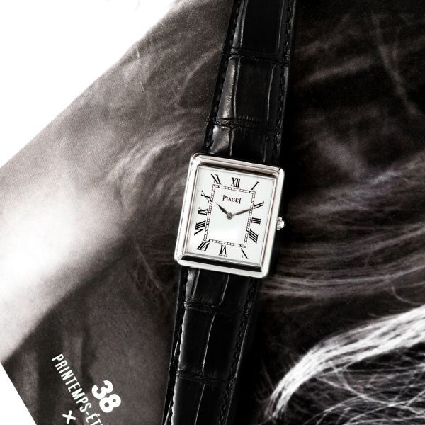 Montre Piaget 9150 en Or Blanc et cadran laqué mécanique 23 x 28 mm circa 1970