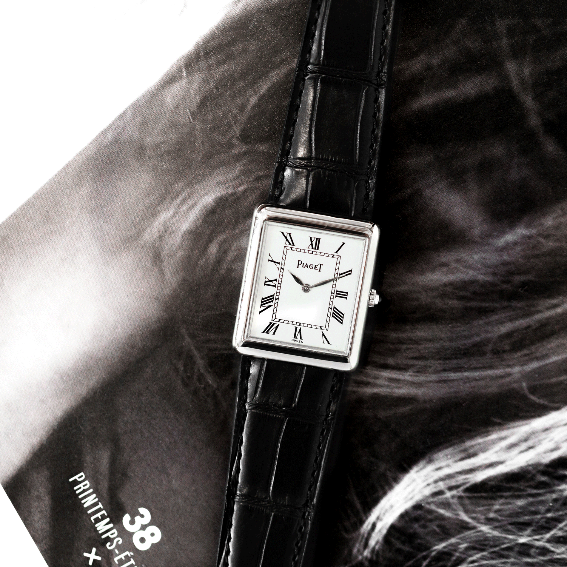 Montre Piaget 9150 en Or Blanc et cadran laqué mécanique 23 x 28 mm circa 1970