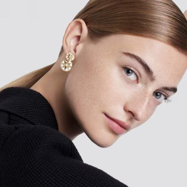Boucle d'oreille Dior Rose des Vents en or jaune, diamants et nacre JRDV95232