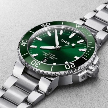 Oris Divers Aquis Date automatic green dial steel bracelet 41,5 mm