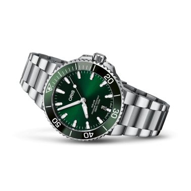 Oris Divers Aquis Date automatic green dial steel bracelet 41,5 mm