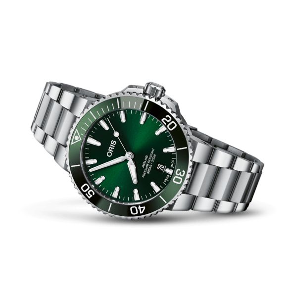 Oris Divers Aquis Date automatic green dial steel bracelet 41,5 mm