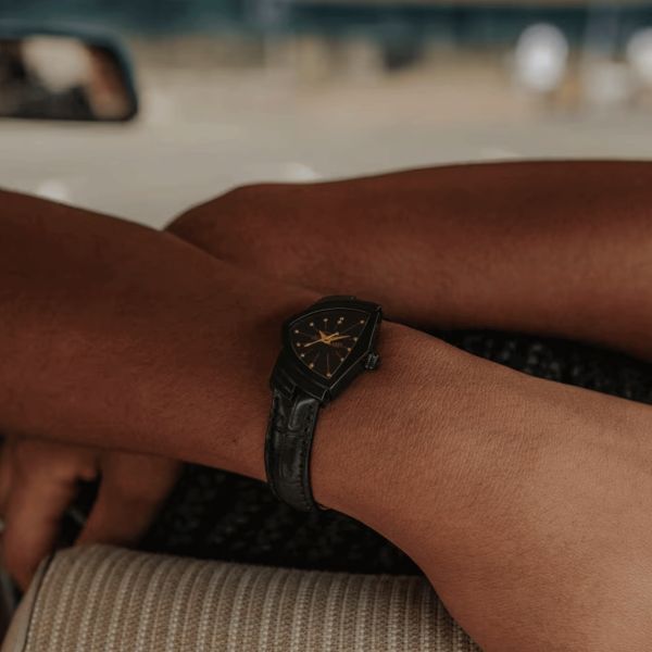 Montre Hamilton Ventura S PVD noir quartz cadran noir bracelet cuir noir 24 x 37,4 mm H24201730