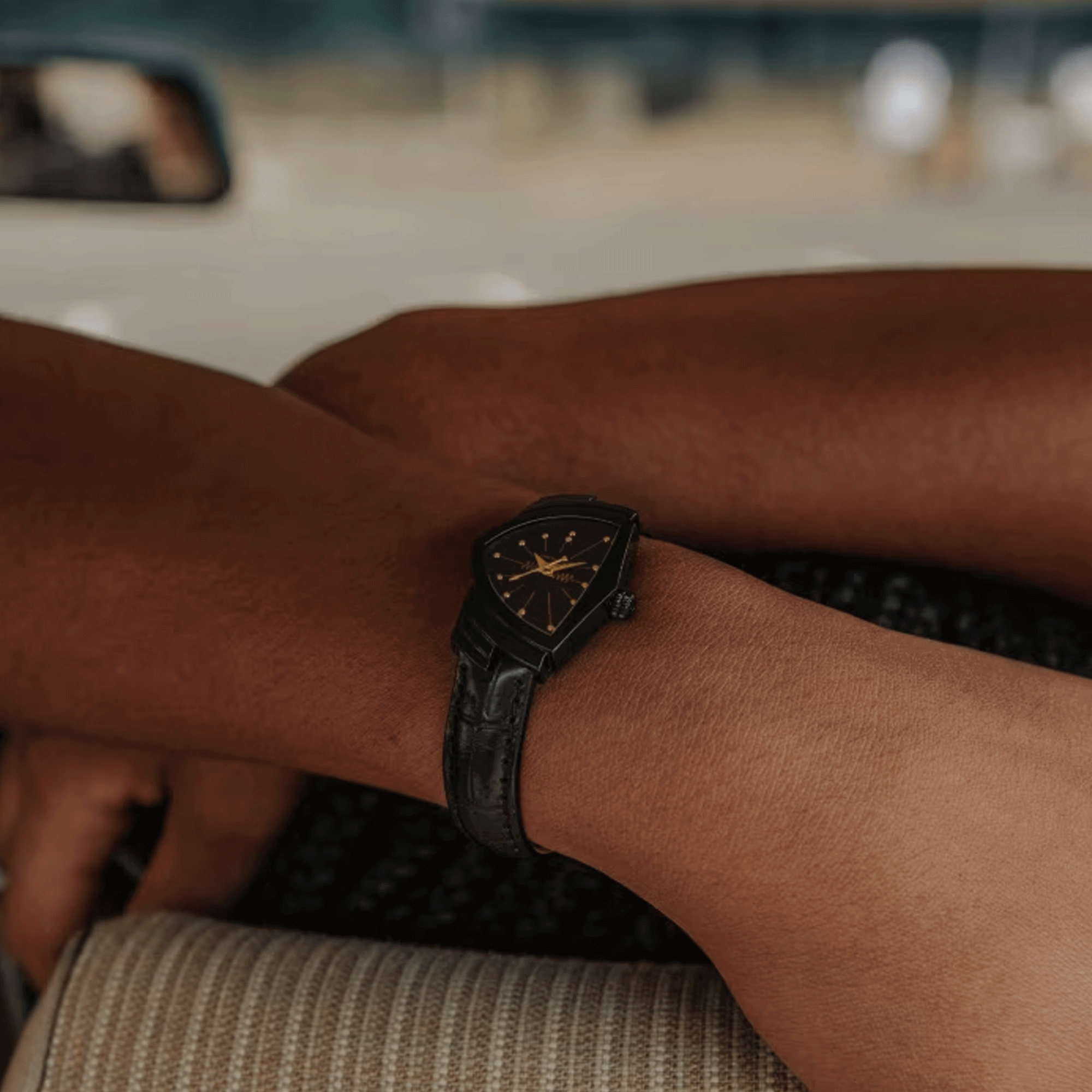 Montre Hamilton Ventura S PVD noir quartz cadran noir bracelet cuir noir 24 x 37,4 mm H24201730