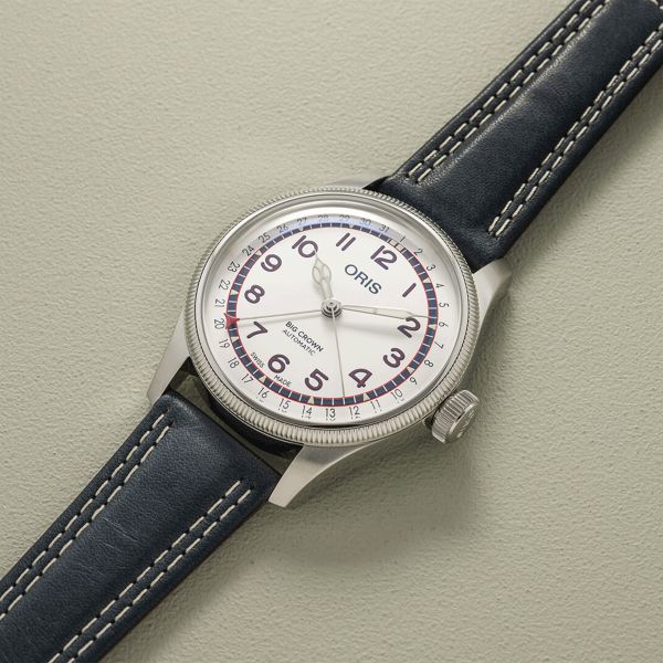 Montre Oris Big Crown Pointer Date Hank Aaron automatique cadran blanc bracelet cuir 40 mm