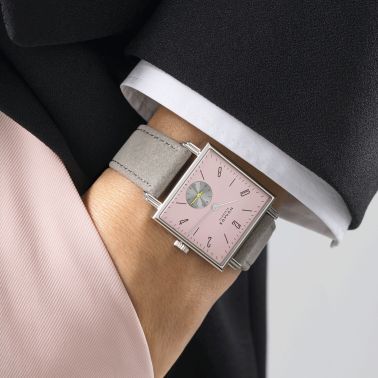 Montre Nomos Tetra Die Wildentschlossene mécanique fond verre saphir cadran rose bracelet cuir velours gris 29,5 mm 476