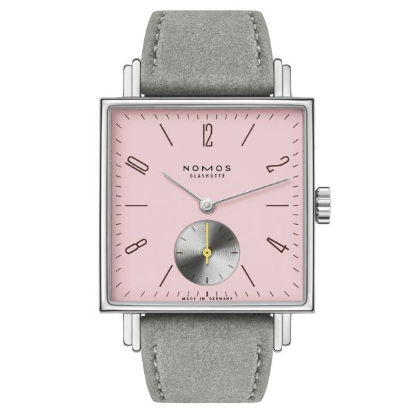 Montre Nomos Tetra Die Wildentschlossene mécanique fond verre saphir cadran rose bracelet cuir velours gris 29,5 mm 476